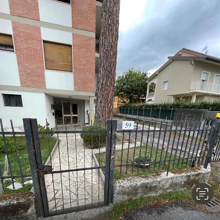 Appartamento Casa Alexander Marina di Massa Esterno foto